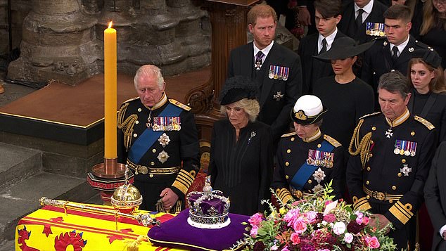 Chùm ảnh: Khoảnh khắc xúc động của Hoàng gia Anh khi tiễn đưa Nữ hoàng Elizabeth II - Ảnh 3.