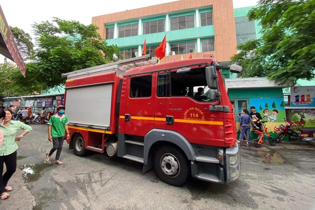 Cháy trong chợ, người dân náo loạn tháo chạy - Ảnh 1.