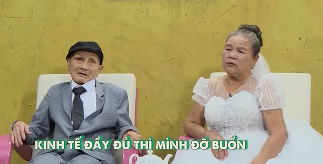 MC Quyền Linh x&uacute;c động l&agrave;m chủ h&ocirc;n cho cặp vợ chồng gi&agrave; sau 55 năm chung sống - Ảnh 1.