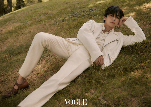 V (BTS) vẫn giữ vẻ lạnh lùng trên Vogue - Ảnh 7.