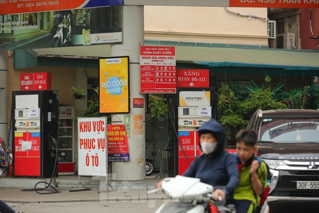 Hà Nội: Loạt điểm bán treo biển hết xăng, nhiều cột bơm đột nhiên lăn ra... ốm - Ảnh 4.