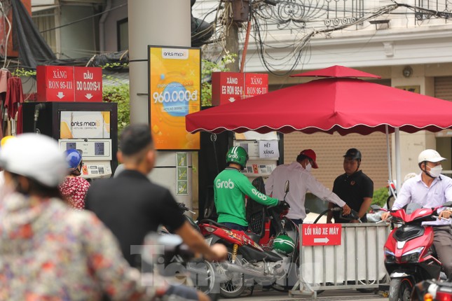 Hà Nội: Loạt điểm bán treo biển hết xăng, nhiều cột bơm đột nhiên lăn ra... ốm - Ảnh 1.