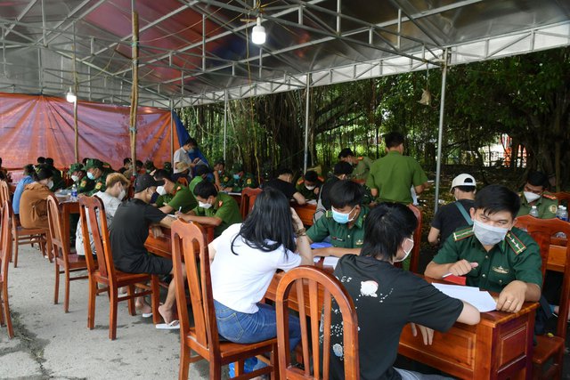 Tiếp nhận 92 c&ocirc;ng d&acirc;n trở về từ Campuchia - Ảnh 4.