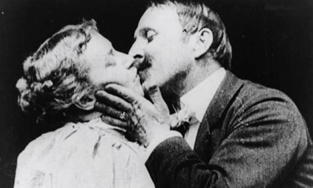 Số phận của bộ phim đầu tiên có cảnh hôn môi - Ảnh 1.