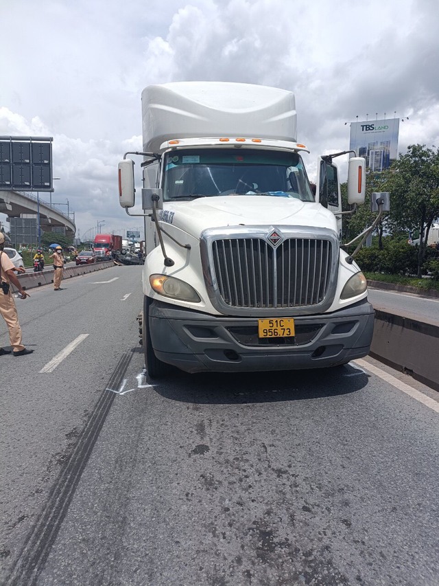 TP.HCM: Ô tô GrabCar bị xe container tông lật ngửa trên Xa lộ Hà Nội - Ảnh 3.