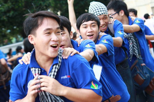 Tranh luận: Sinh viên năm nhất nên đi làm thêm hay tham gia các câu lạc bộ? - Ảnh 2.