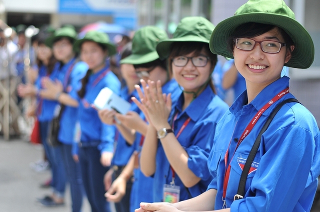 Tranh luận: Sinh viên năm nhất nên đi làm thêm hay tham gia các câu lạc bộ? - Ảnh 1.