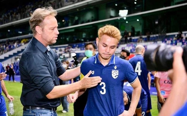 HLV Mano Polking nói gì sau trận thua mất mặt trước Malaysia?