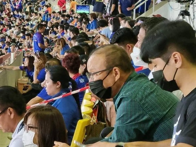 HLV Park Hang-seo tranh thủ ‘xem giò’ Malaysia, CĐV Đông Nam Á hết lời thán phục - Ảnh 1.