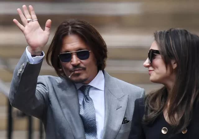 Bạn gái mới của Johnny Depp chưa ly hôn - Ảnh 4.