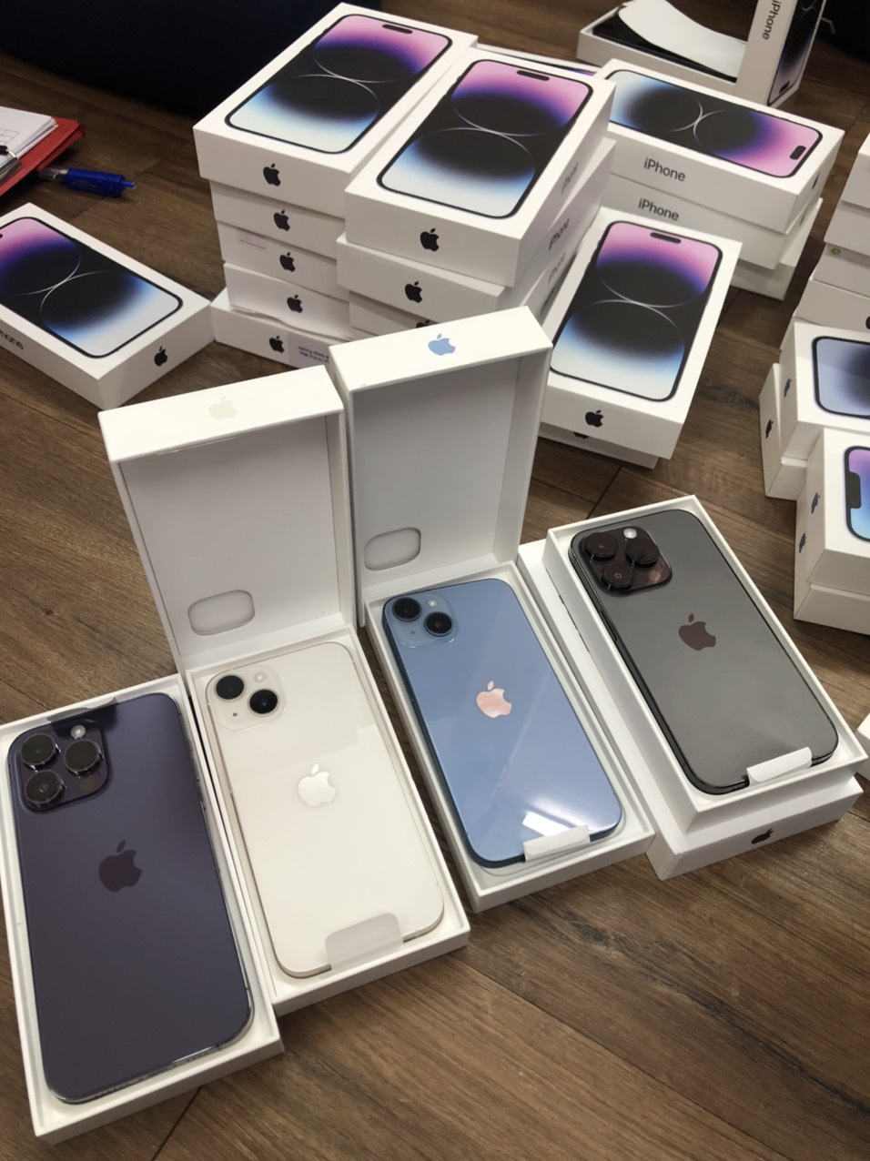 Ho Chi Minh City: Discovered suitcase containing dozens of iPhone 14 suspected of being smuggled - Photo 2.