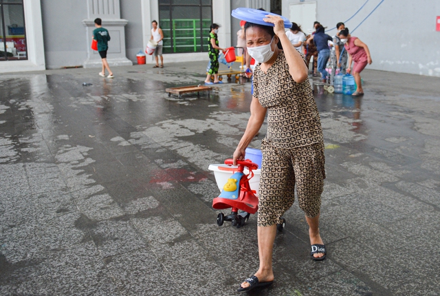 Ảnh: Người dân chung cư Hà Nội mang xô chậu đi lấy nước sạch để rửa bát, tắm gội - Ảnh 11.