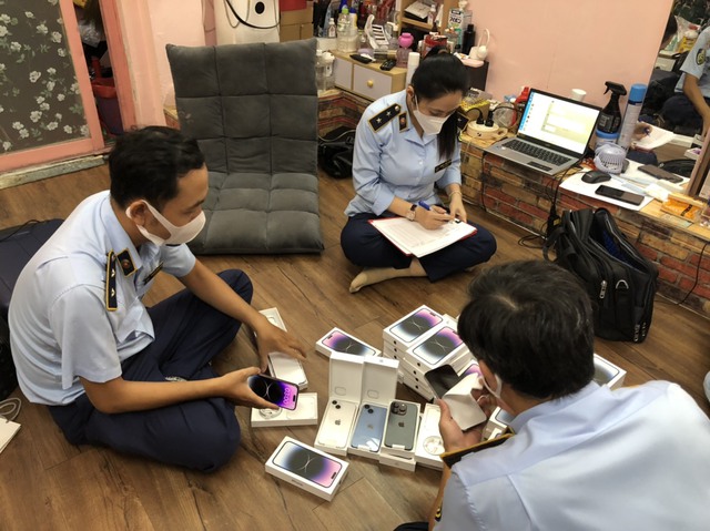 Ho Chi Minh City: Discovered suitcase containing dozens of iPhone 14 suspected of being smuggled - Photo 1.