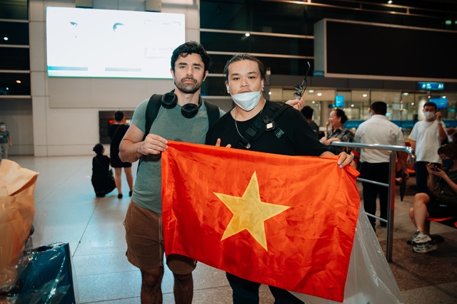 Độc quyền: Những hình ảnh đầu tiên của DJ nổi tiếng thế giới KSHMR tại sân bay Tân Sơn Nhất! - Ảnh 2.