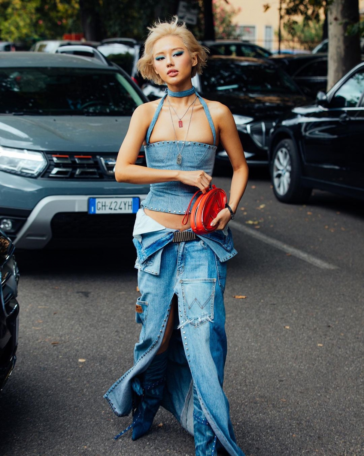 Em Trendy Khanh Linh wears recycled clothes at Milan International Fashion Week - Photo 1.
