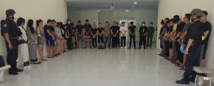 33 men and women were found hanging out in the apartment - Photo 1. 33 men and women were found hanging out in the apartment - Photo 1.