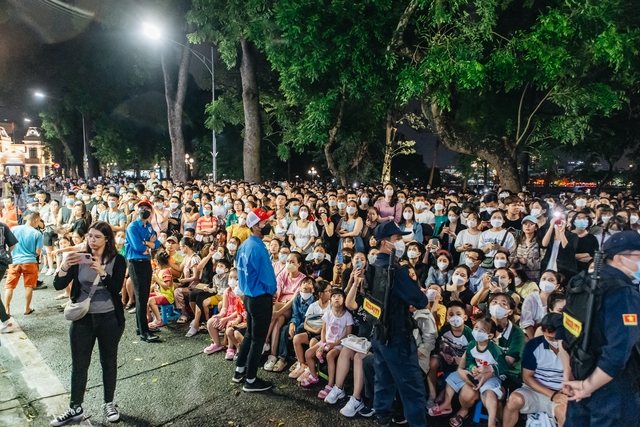 Tuấn Hưng bật khóc khi Góc Ban Công được trở lại, hàng nghìn khán giả có mặt làm tắc nghẽn phố đi bộ Hà Nội - Ảnh 2.