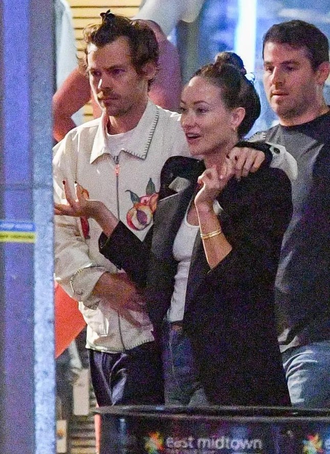 Vợ cũ Ho&agrave;ng tử Italy &ocirc;m h&ocirc;n Harry Styles tr&ecirc;n phố - Ảnh 5.