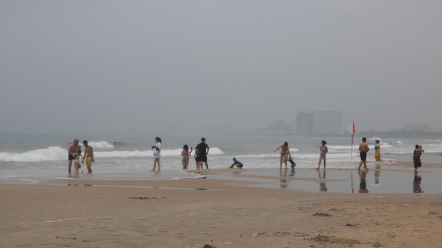 Biển động sóng to, nhiều người ở Đà Nẵng vẫn liều mình tắm biển - Ảnh 1.