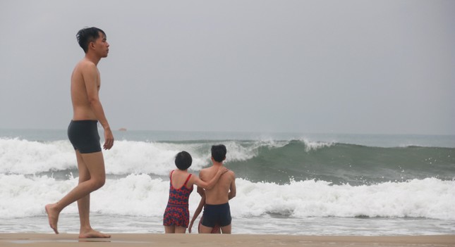 Biển động sóng to, nhiều người ở Đà Nẵng vẫn liều mình tắm biển - Ảnh 2.