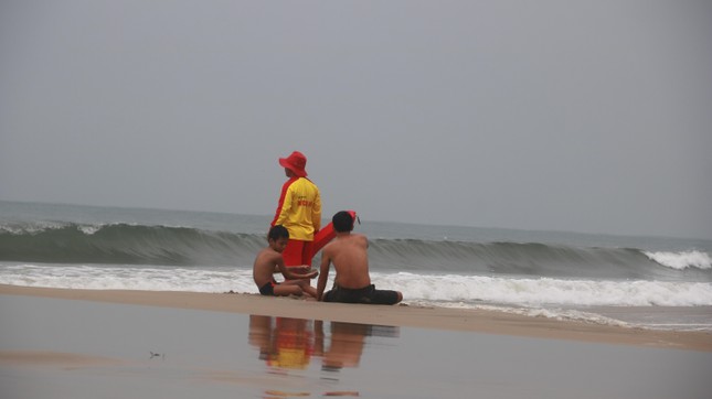 Biển động sóng to, nhiều người ở Đà Nẵng vẫn liều mình tắm biển - Ảnh 5.