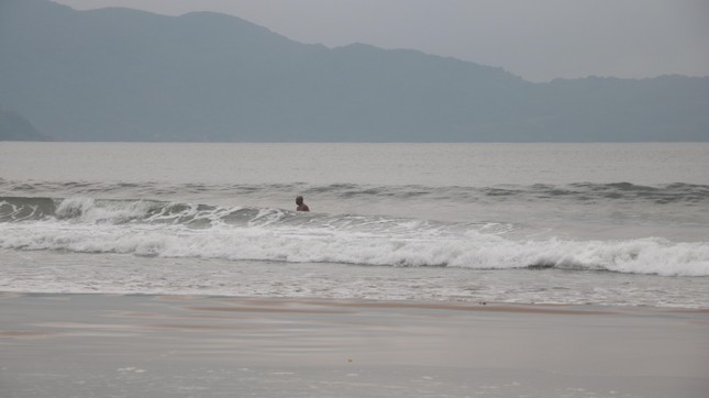 Biển động sóng to, nhiều người ở Đà Nẵng vẫn liều mình tắm biển - Ảnh 7.