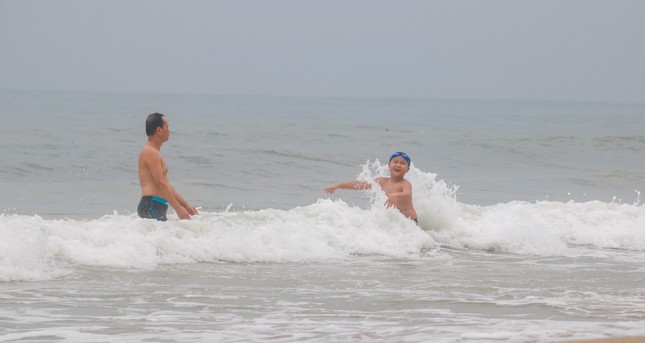 Biển động sóng to, nhiều người ở Đà Nẵng vẫn liều mình tắm biển - Ảnh 10.
