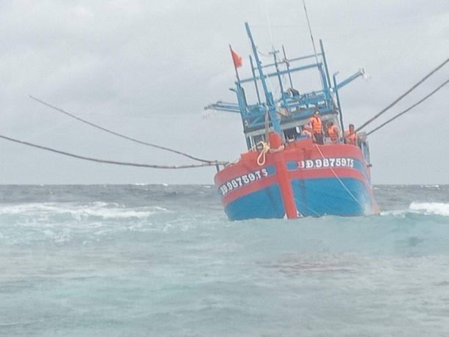 Tàu cá Bình Định bị sóng lớn đánh dạt vào bãi cạn, 4 ngư dân cầu cứu khẩn - Ảnh 1.