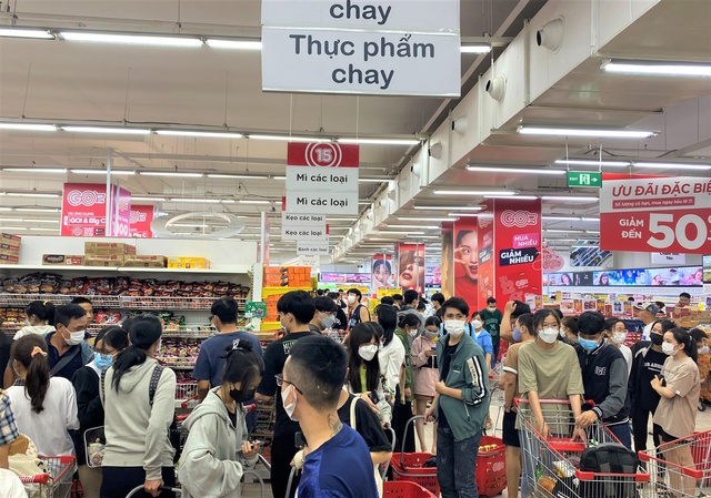 Ảnh, clip: Người dân Đà Nẵng đổ xô đến siêu thị, chợ mua đồ trước bão - Ảnh 13.