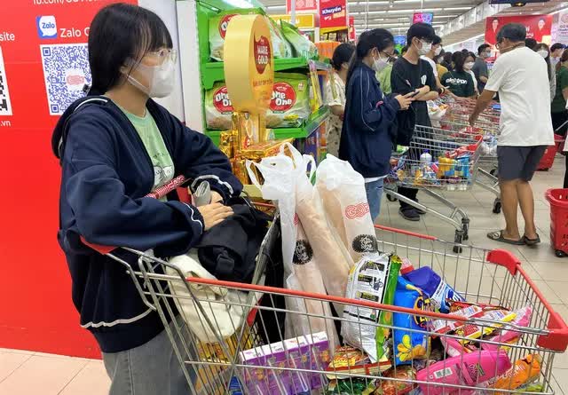 Ảnh, clip: Người dân Đà Nẵng đổ xô đến siêu thị, chợ mua đồ trước bão - Ảnh 12.