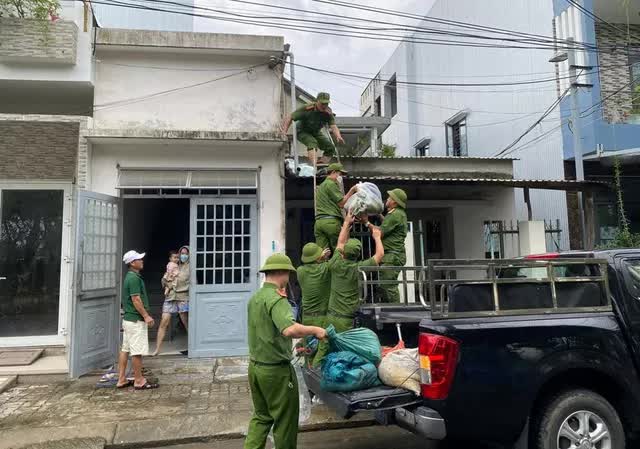 Đà Nẵng gõ cửa từng nhà vận động người dân sơ tán trước bão Noru - Ảnh 6.