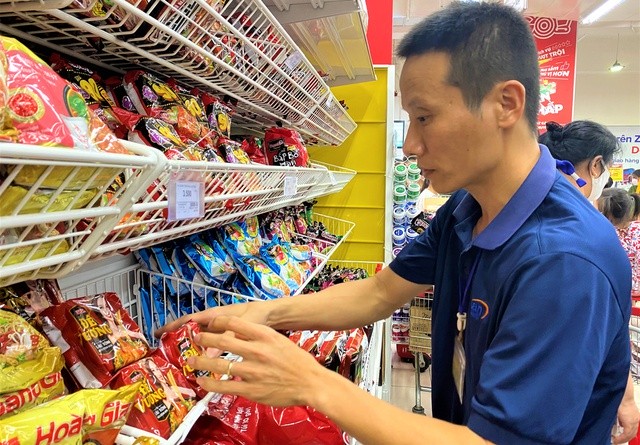 Ảnh, clip: Người dân Đà Nẵng đổ xô đến siêu thị, chợ mua đồ trước bão - Ảnh 11.