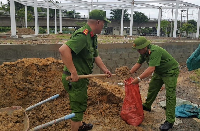Đà Nẵng gõ cửa từng nhà vận động người dân sơ tán trước bão Noru - Ảnh 5.