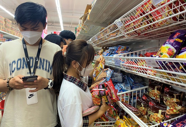 Ảnh, clip: Người dân Đà Nẵng đổ xô đến siêu thị, chợ mua đồ trước bão - Ảnh 10.