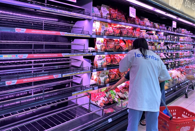 Ảnh, clip: Người dân Đà Nẵng đổ xô đến siêu thị, chợ mua đồ trước bão - Ảnh 7.