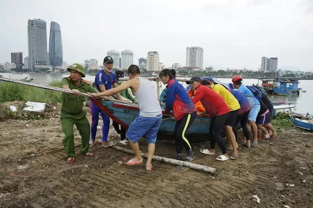 Đà Nẵng gõ cửa từng nhà vận động người dân sơ tán trước bão Noru - Ảnh 2.