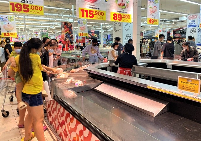 Ảnh, clip: Người dân Đà Nẵng đổ xô đến siêu thị, chợ mua đồ trước bão - Ảnh 6.