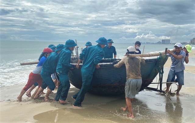 Đà Nẵng gõ cửa từng nhà vận động người dân sơ tán trước bão Noru - Ảnh 1.