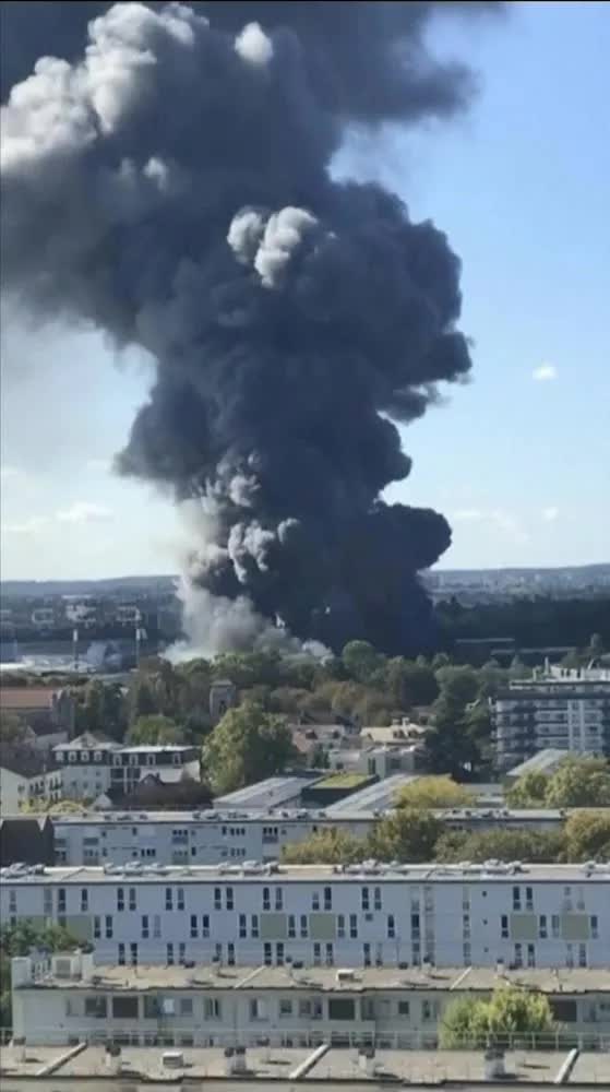 Serious fire at the world's largest fresh market in France - Photo 2.