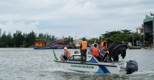 Đà Nẵng gõ cửa từng nhà vận động người dân sơ tán trước bão Noru - Ảnh 17.