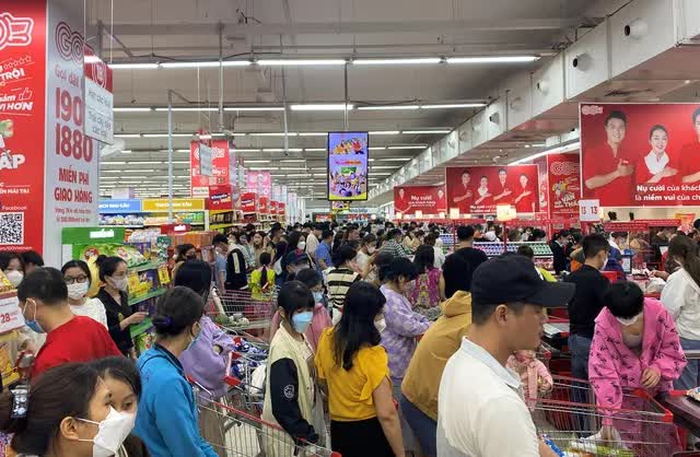 Ảnh, clip: Người dân Đà Nẵng đổ xô đến siêu thị, chợ mua đồ trước bão - Ảnh 1.