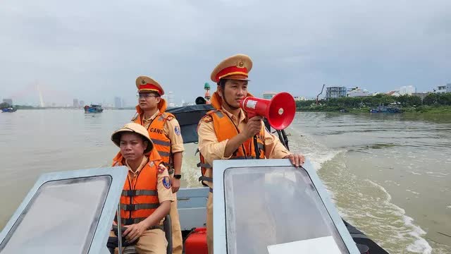 Đà Nẵng gõ cửa từng nhà vận động người dân sơ tán trước bão Noru - Ảnh 16.