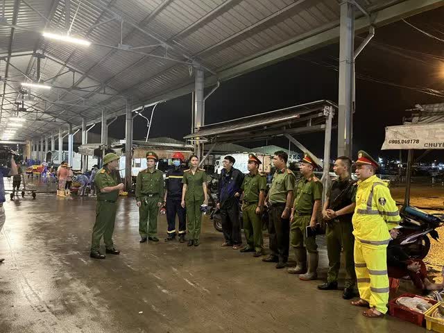 Đà Nẵng gõ cửa từng nhà vận động người dân sơ tán trước bão Noru - Ảnh 12.