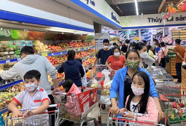 Ảnh, clip: Người dân Đà Nẵng đổ xô đến siêu thị, chợ mua đồ trước bão - Ảnh 17.