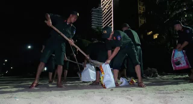 Đà Nẵng gõ cửa từng nhà vận động người dân sơ tán trước bão Noru - Ảnh 10.