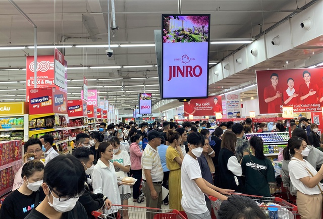 Ảnh, clip: Người dân Đà Nẵng đổ xô đến siêu thị, chợ mua đồ trước bão - Ảnh 15.
