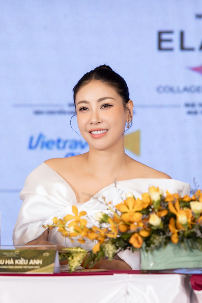 Hà Kiều Anh phản hồi việc bấm điện thoại khi chấm thi Hoa hậu Hòa bình - Ảnh 2.