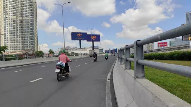 TP.HCM: Cầu vượt Nguyễn Hữu Cảnh bị đứt cáp ngầm, cấm xe tải và xe trên 16 chỗ lưu thông - Ảnh 2.