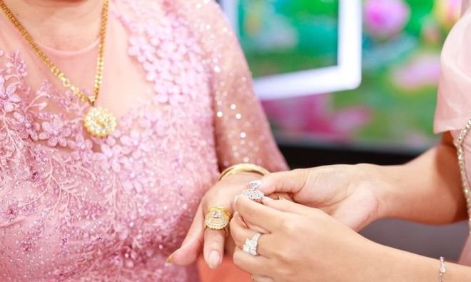 Con dâu tặng nhẫn kim cương cho mẹ chồng trên sóng truyền hình - Ảnh 5.