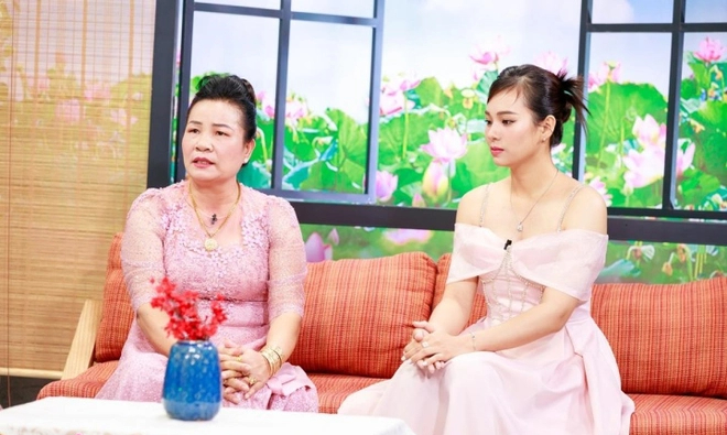Con dâu tặng nhẫn kim cương cho mẹ chồng trên sóng truyền hình - Ảnh 1.